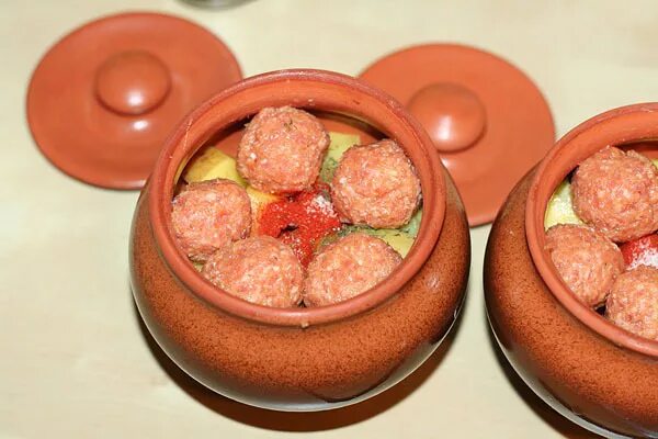 Фрикадельки мясные в горшочке. Фрикадельки в горшочках в духовке. Фрикадельки с овощами в горшочке в духовке. Фрикадельки в горшочках в духовке. Суп с фрикадельками в горшочке в духовке.