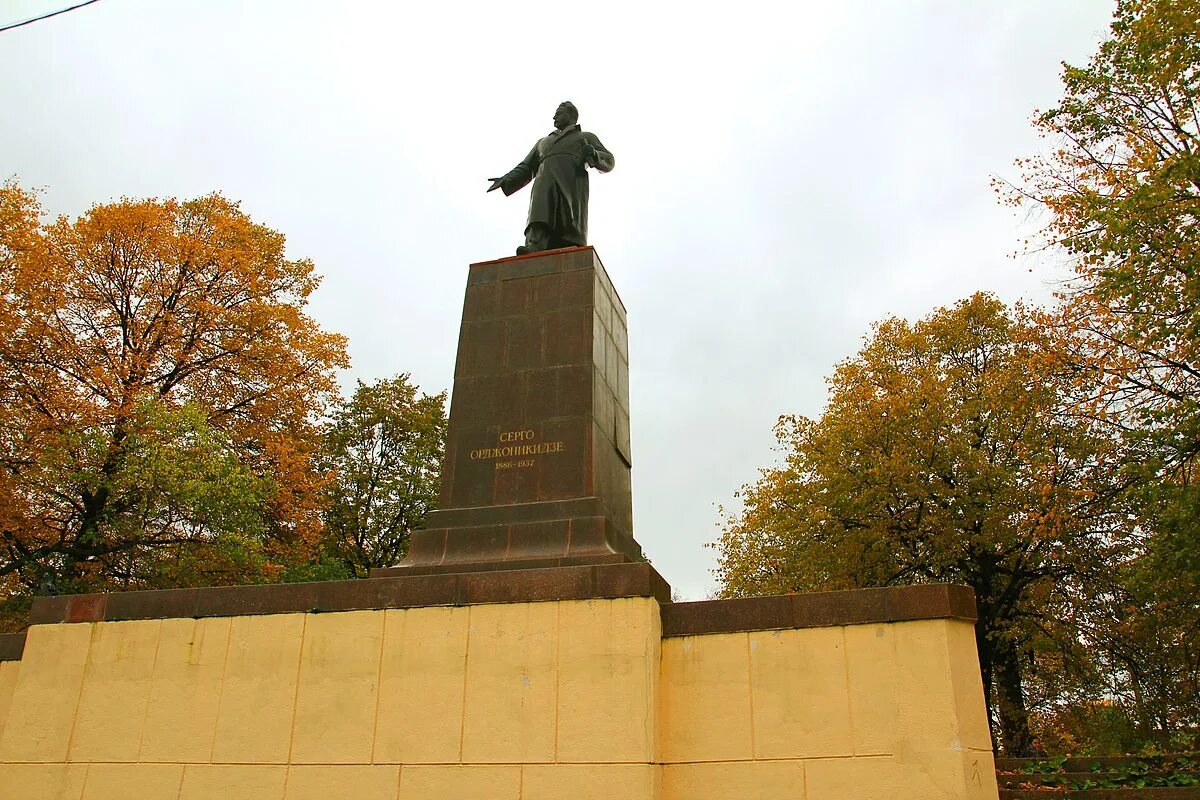 С чем связано два памятника серго орджоникидзе. Памятник Орджоникидзе в Екатеринбурге. Памятник Серго Орджоникидзе. Памятник Орджоникидзе Уфа. Памятник Серго Орджоникидзе Екатеринбург.