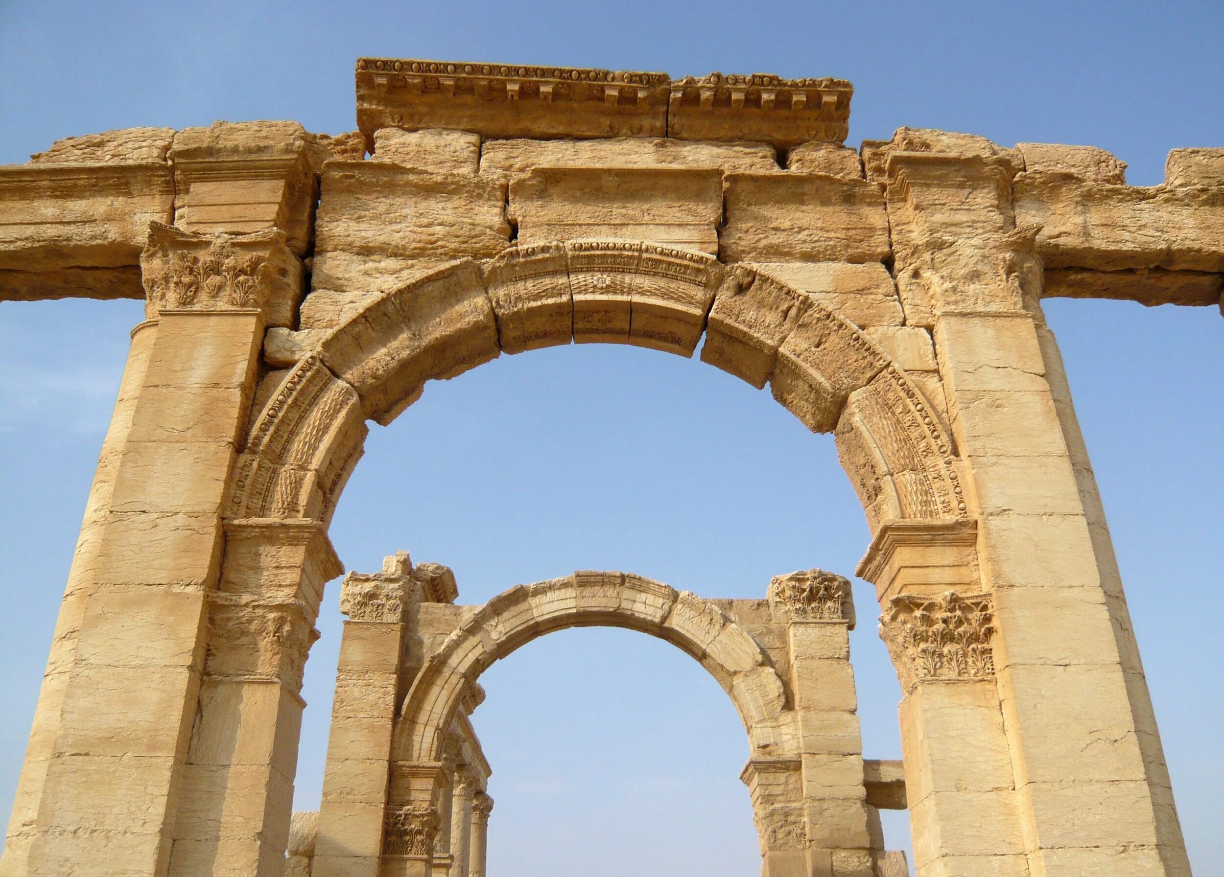 Лицо арка. Триумфальная арка Сирия Пальмира. Триумфальная арка древнего города Пальмира. Арка Септимия севера Пальмира. Арка в Риме Пальмира.