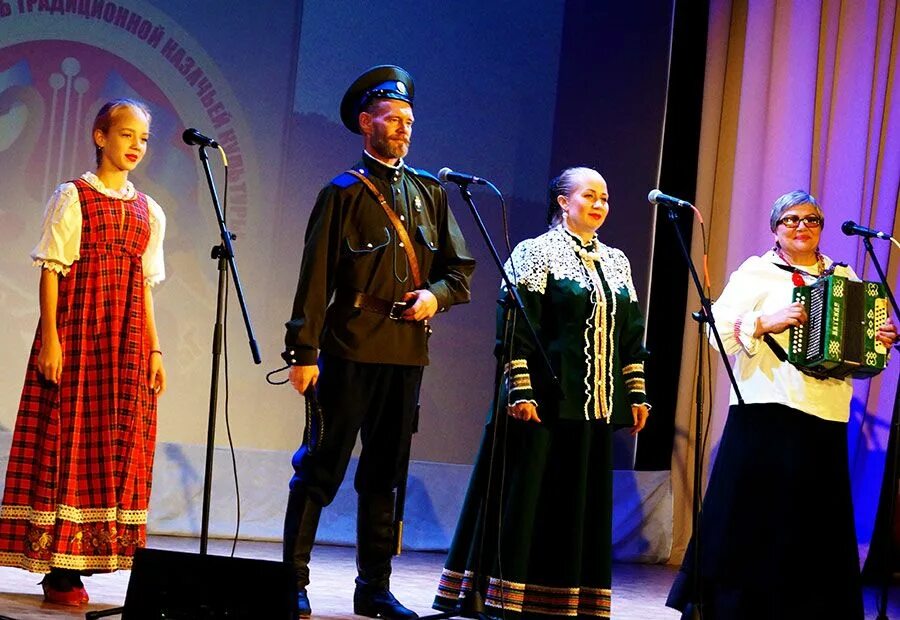 Группа фабрика. «квартет для лауры» полещук. Дед саус группа. Ансамбль из трех. Трио саксофонистов.