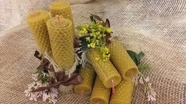 Свечи из вощины значения. Эко свечи из вощины. свечи из вощины с травами. магические свечи из вощины. свеча из вощины с зверобоем.