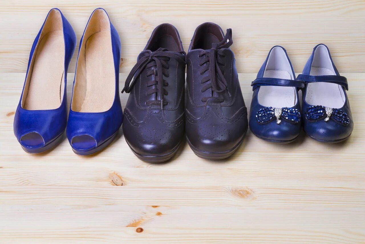 Туфли женские много. Три пары обуви. 3 пары ботинок. Резиновые сапоги много. 2 пары туфель стоят в магазине 1380.