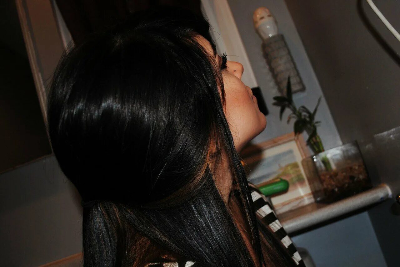 Брюнетка с черными длинными волосами. Брюнетки с длинными волосами. Брюнетка с черными волосами. Девушка брюнетка сзади. Девушка брюнетка с длинными волосами.