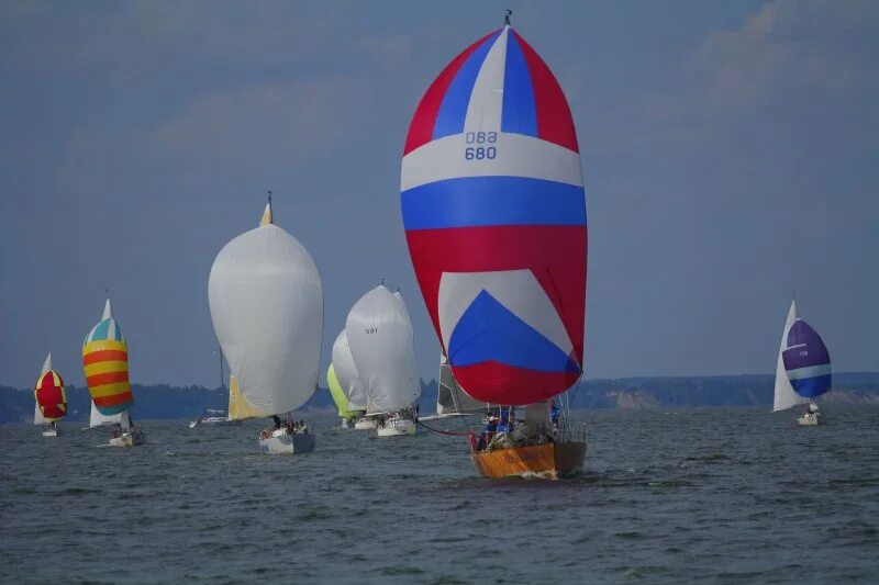 Фото на закате на паруснике в самаре. Капитанская гичка. Состязание на гребных парусных или моторных. Копенки железногорский район парусная регата. Катамаран вольный ветер валдай 4.