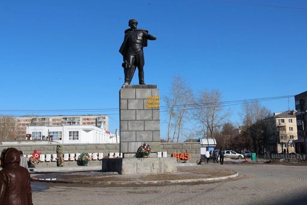 Сайт г каменск уральский. Памятник Кунавину Каменск-Уральский. Памятник Григорию Кунавину Каменск-Уральский. Каменск Уральск памятник Кунавину.