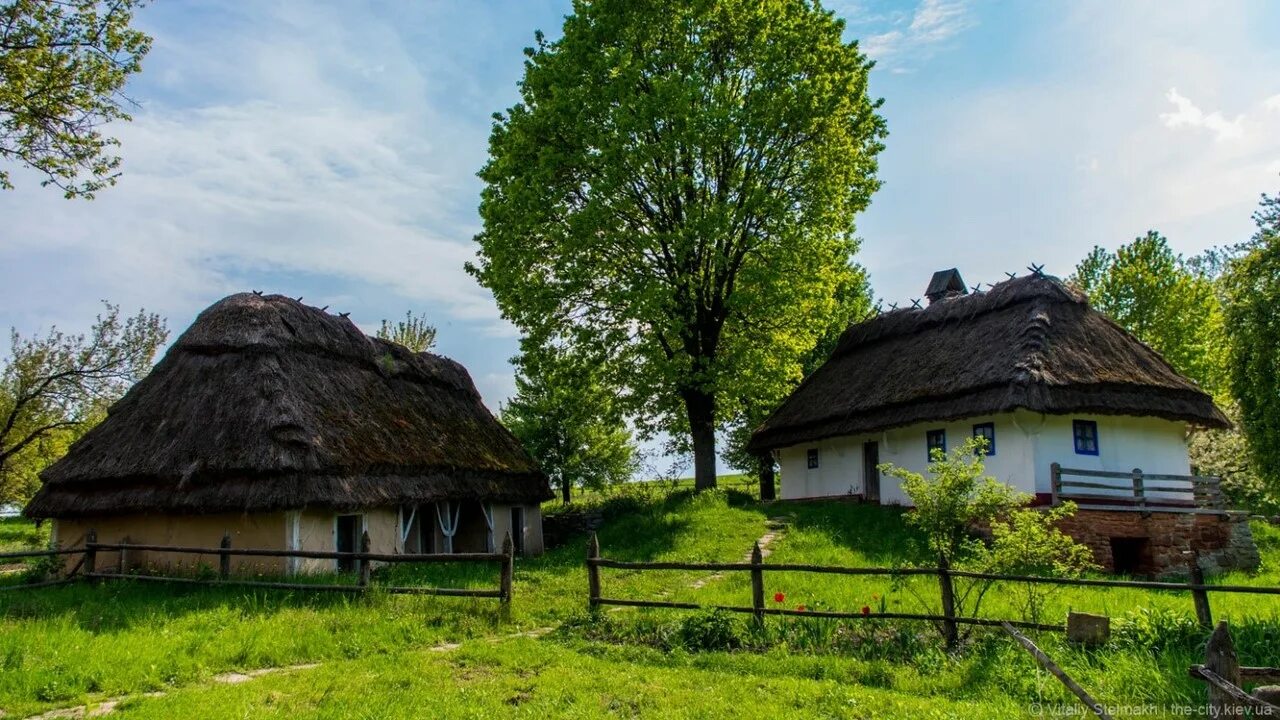 Лежать хата. Музей народной архитектуры и быта Украины. Село Пирогово Украина. Музей Пирогово. Музей под Киевом Пирогово.