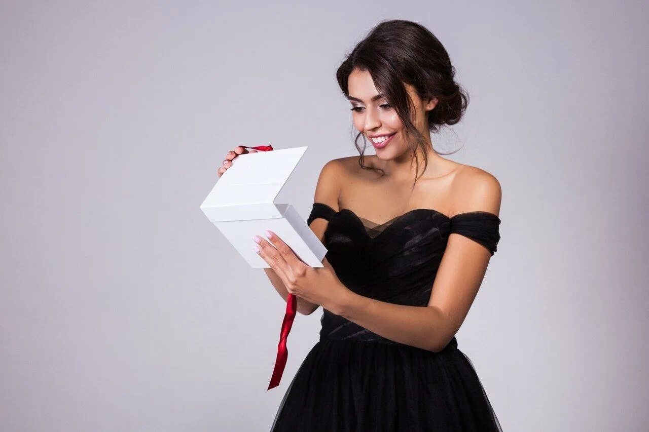 Письмо девушке. Женщина с кредиткой и деньгами. Подарок женщине. Девушка с деньгами и телефоном. Девушка с подарком в руках.