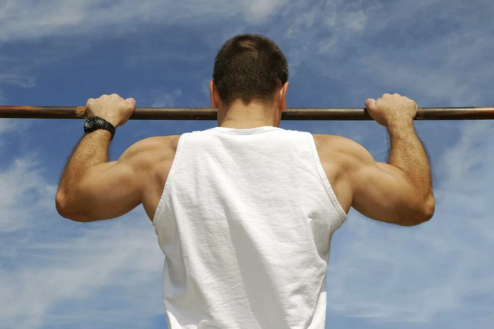 спина на турнике. подтягивания для мужчин. джим бэтхерст калистеника. дени монтана воркаут. занятия на турнике.