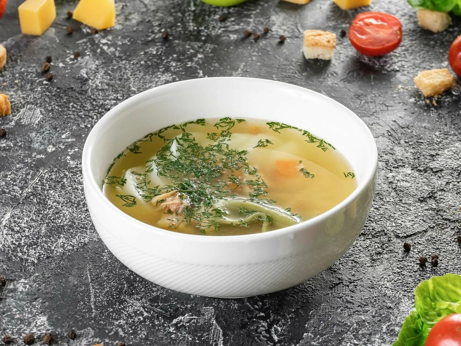 Суп куриный без. Куринқй бульон. куриное консоме. суп бульон. куриный бульон с яйцом.