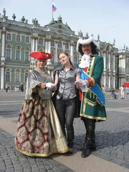 Шемякин пётр «царская прогулка» екатерина. Петр 1 и екатерина на дворцовой площади. Петр 1 и екатерина на дворцовой площади. Петр первый ряженый питер. В костюме петра первого на дворцовой площади.