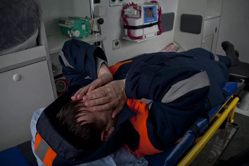 Оказание скорой помощи. Сон фельдшера. Фельдшер скорой помощи. Сон фельдшера. Сон фельдшера.