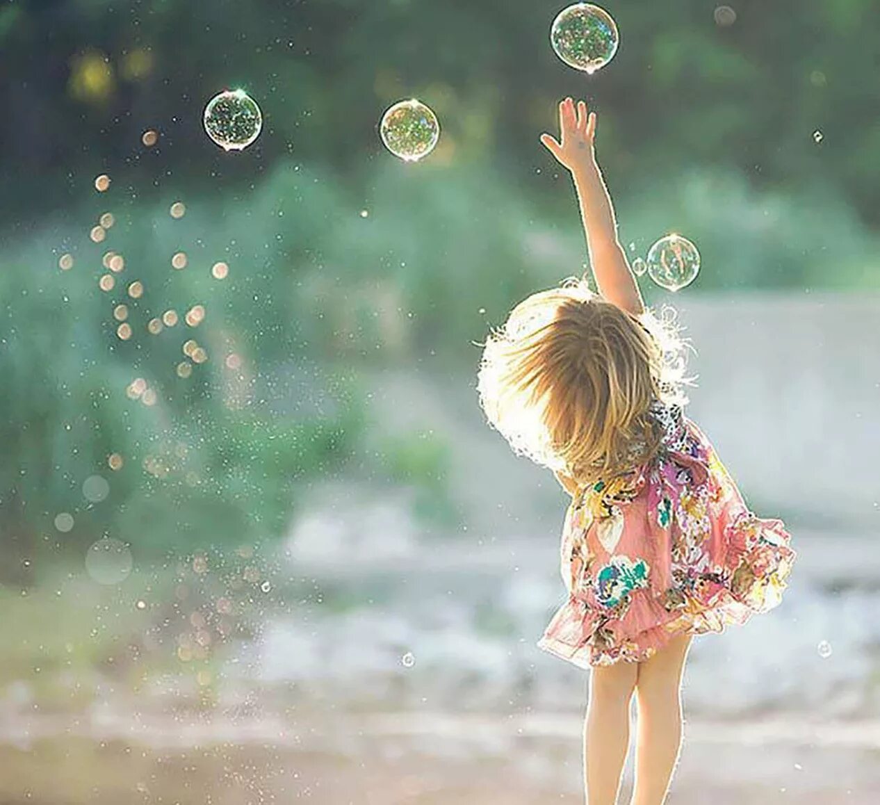 Учитесь наслаждаться жизнью. Девушка с мыльными пузырями. Мелкие радости жизни. Прекрасные мгновения жизни. Дети радость жизни.