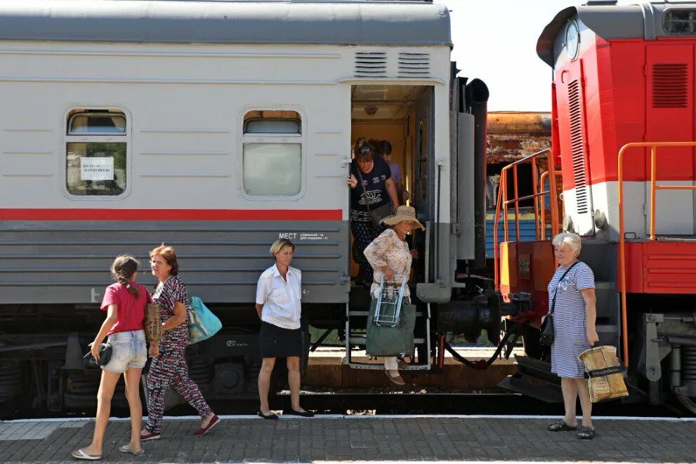 Железная дорога мариуполь. Электричка Мариуполь Волноваха. Поезд Мариуполь Волноваха. ЖД станция Мариуполь. Российские поезда.