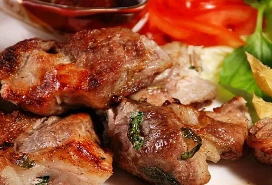 Самый сочный шашлык из свинины рецепт маринада. Шашлык из свинины. шашлык свиной в маринаде. маринад для шашлыка из свинины. готовый свиной шашлык.