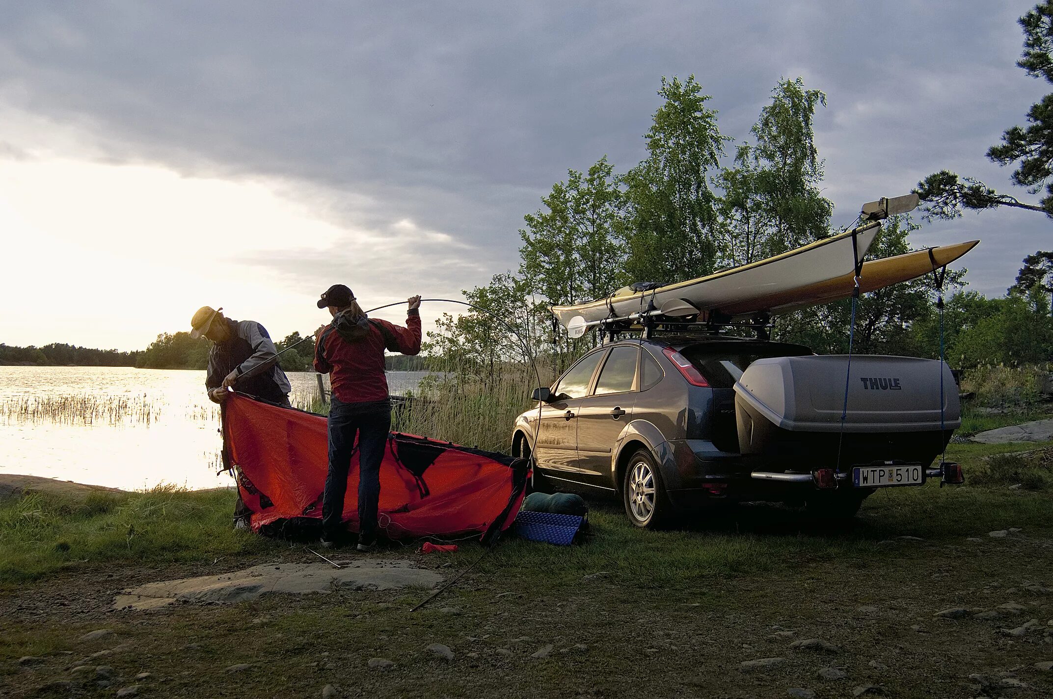 Лодка пвх на крыше автомобиля. Thule Backup 900. Лодка на крыше автомобиля. Багажник на крышу для лодки.