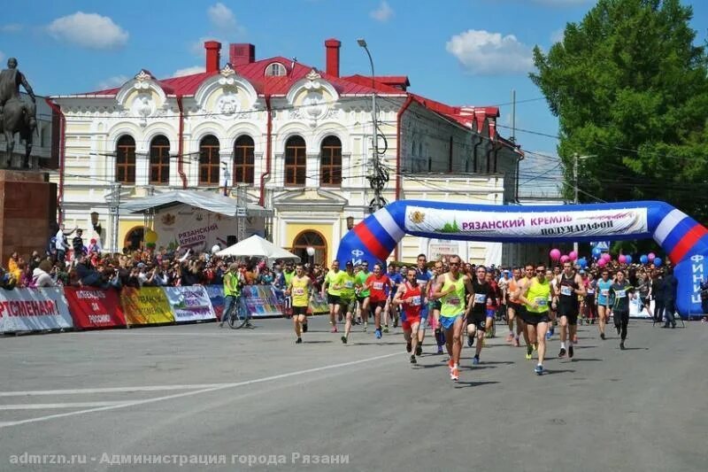 Полумарафон Рязанский Кремль 2019. Движение на Соборной площади Рязани. Администрация города Рязани. Центр движение Рязань. Полный бак рязань