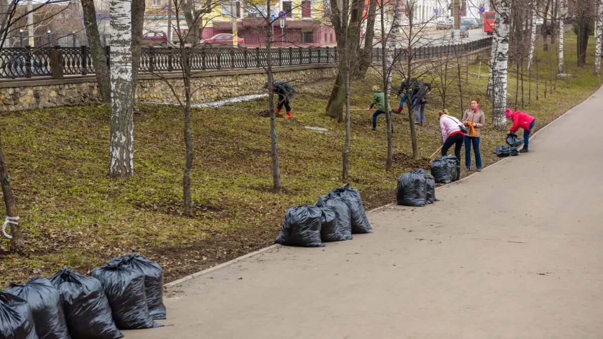 11 апреля киров. Субботник в Кирове. Субботник в апреле. Ленинский субботник. Субботник в махалле.