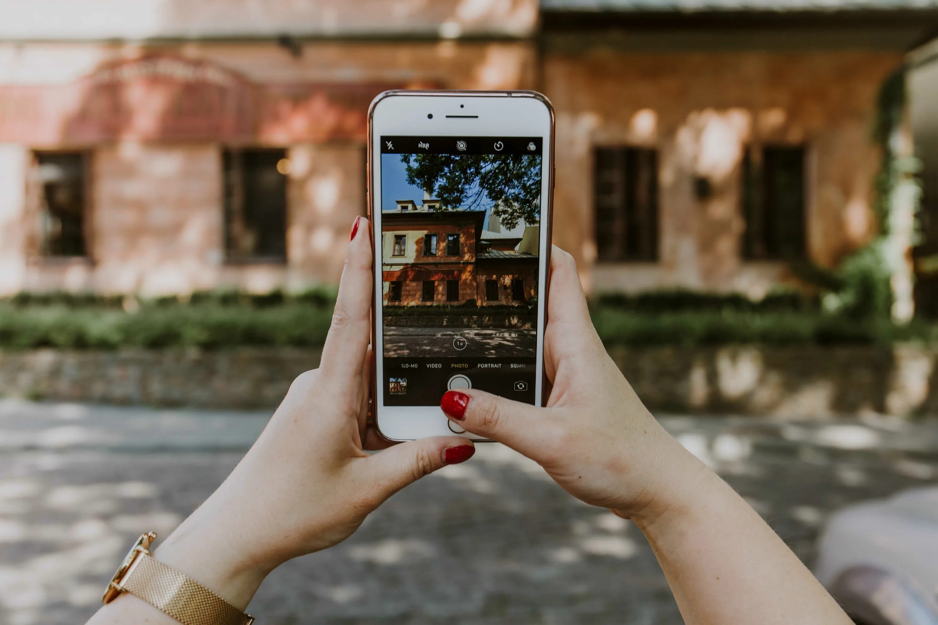 Сделать размытое фото на телефоне. Телефон ночью. Смартфон фотоаппарат. Сделать размытое фото на телефоне. Черно белый смартфон.