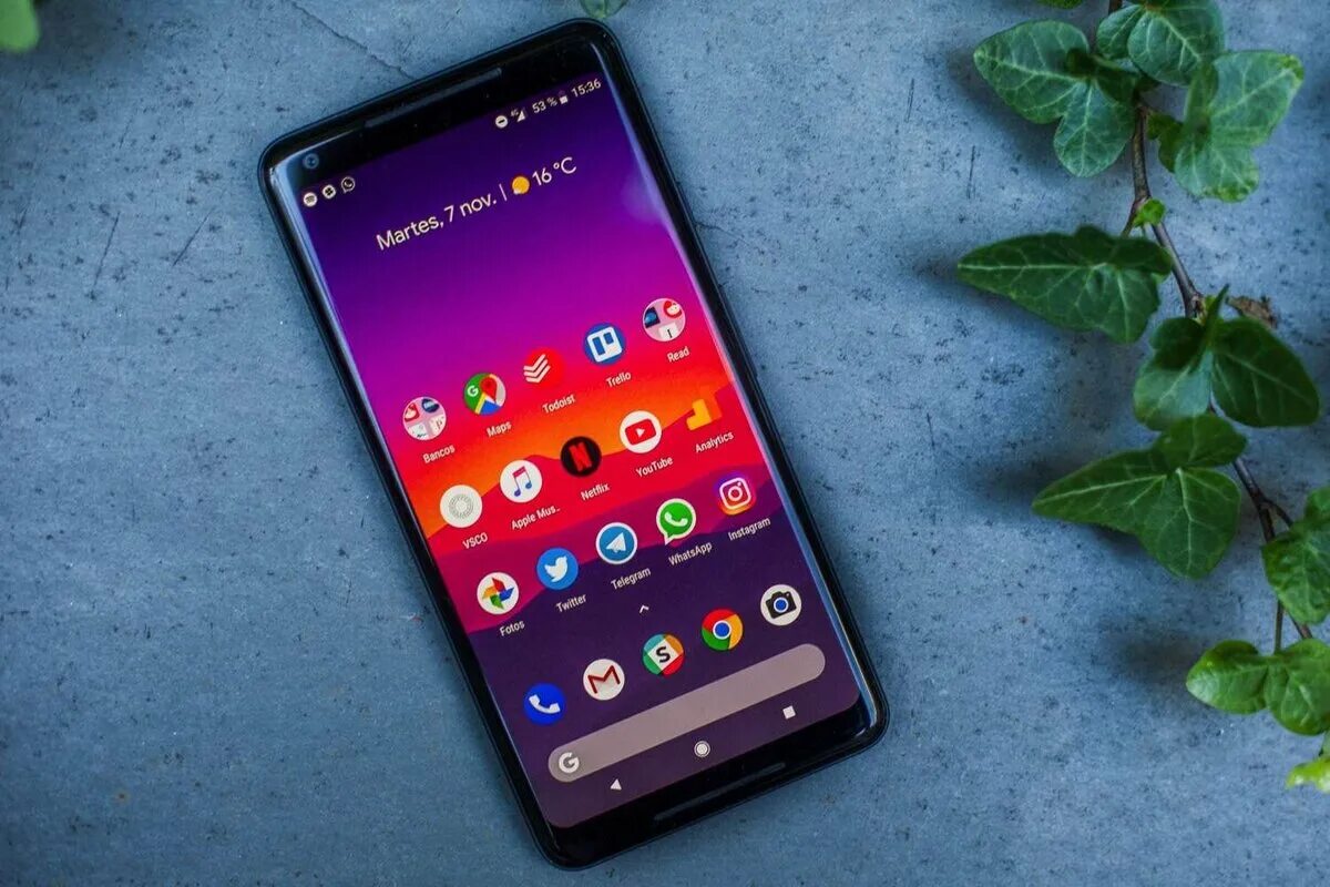 Андроид 9. Смартфон Android 9. Смартфон с андроид 9.0. Рабочий со смартфоном. Новое андроид 9