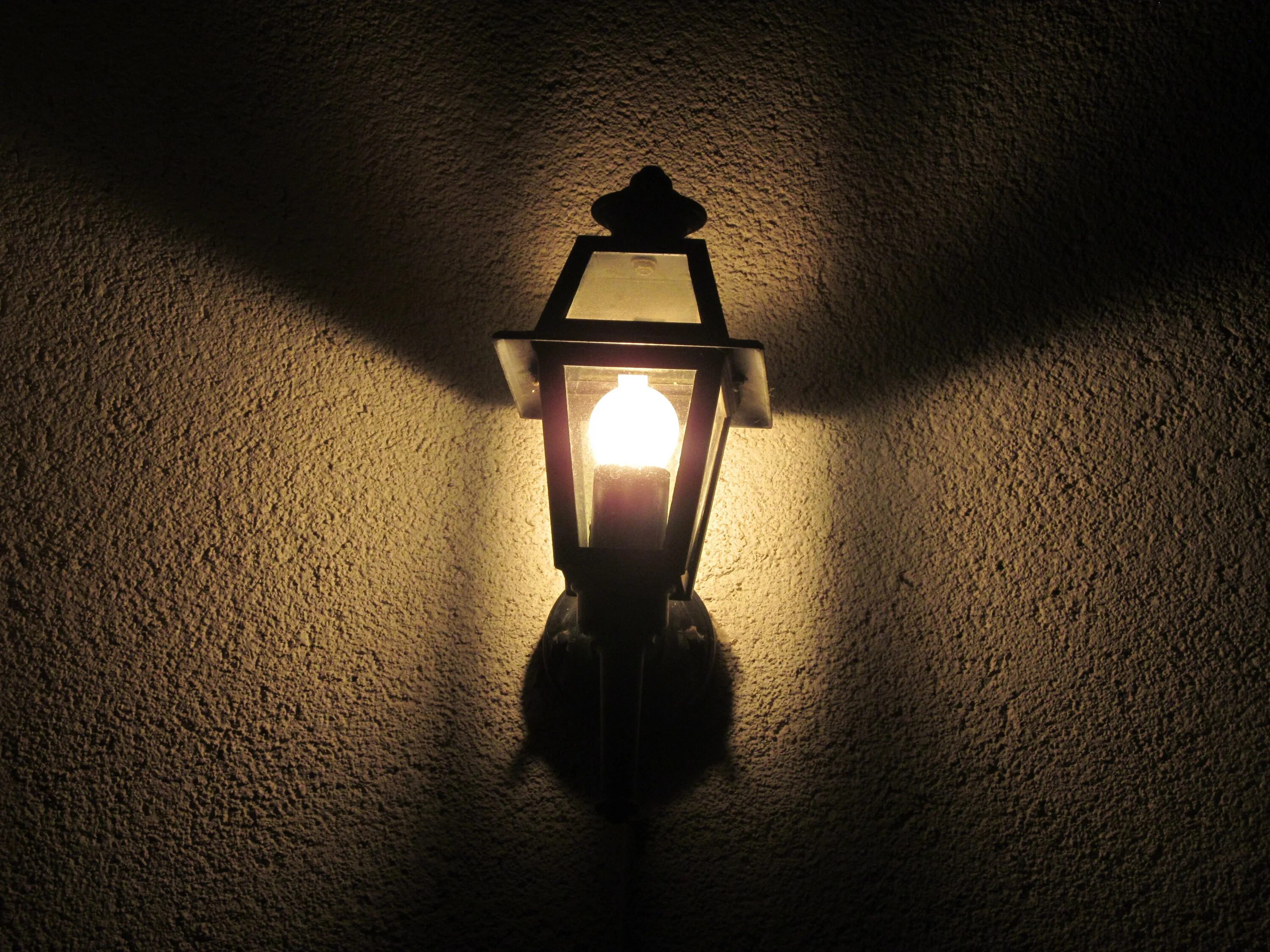 Фонарь в темноте. Лампа в темноте. Уличный фонарь в темноте. Свет фонаря. Темный свет фонарей