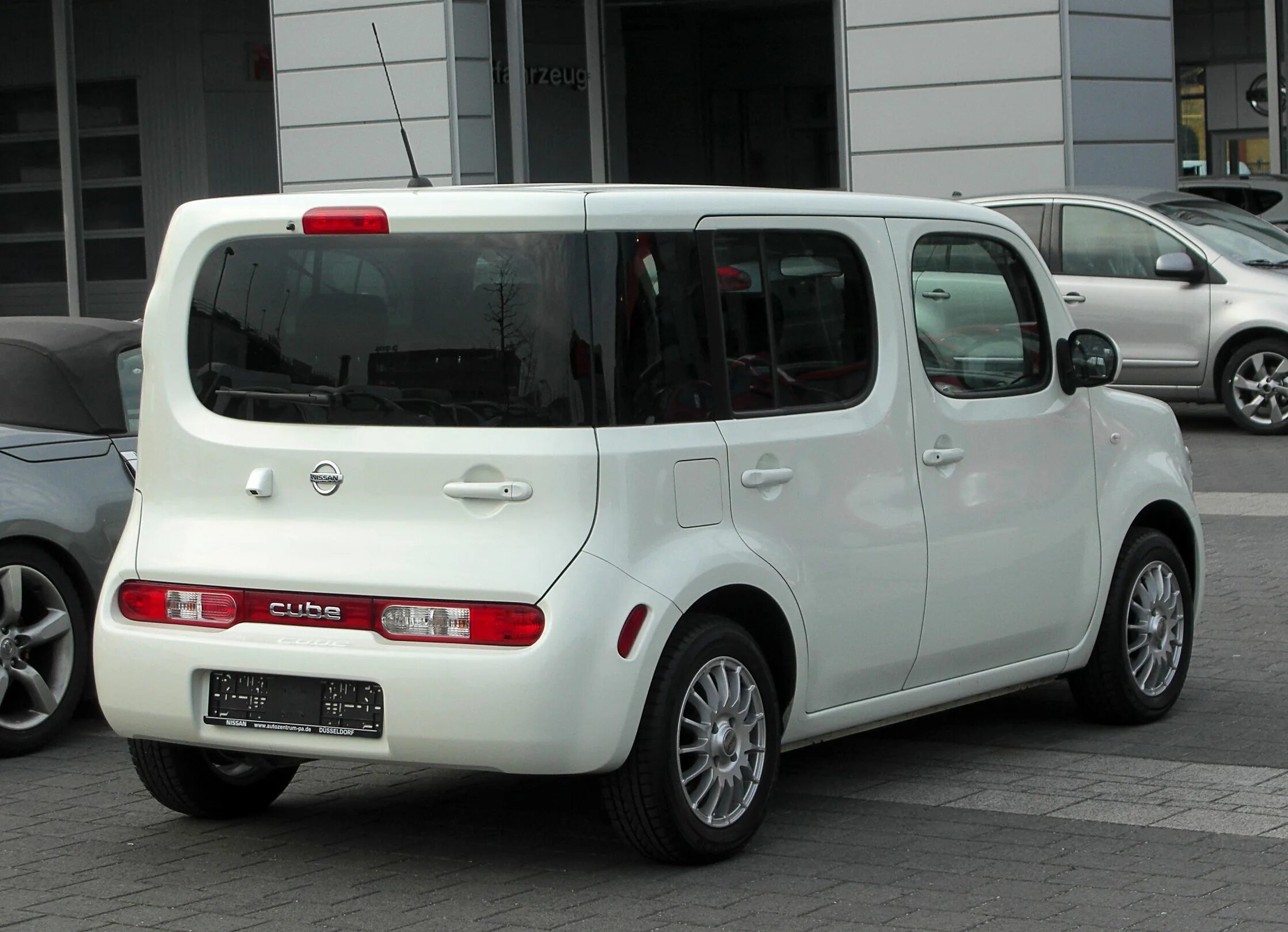 Cube машина. Cube машина Nissan. Nissan Cube 2009. Ниссан куб z13. Nissan Cube z12 зад.