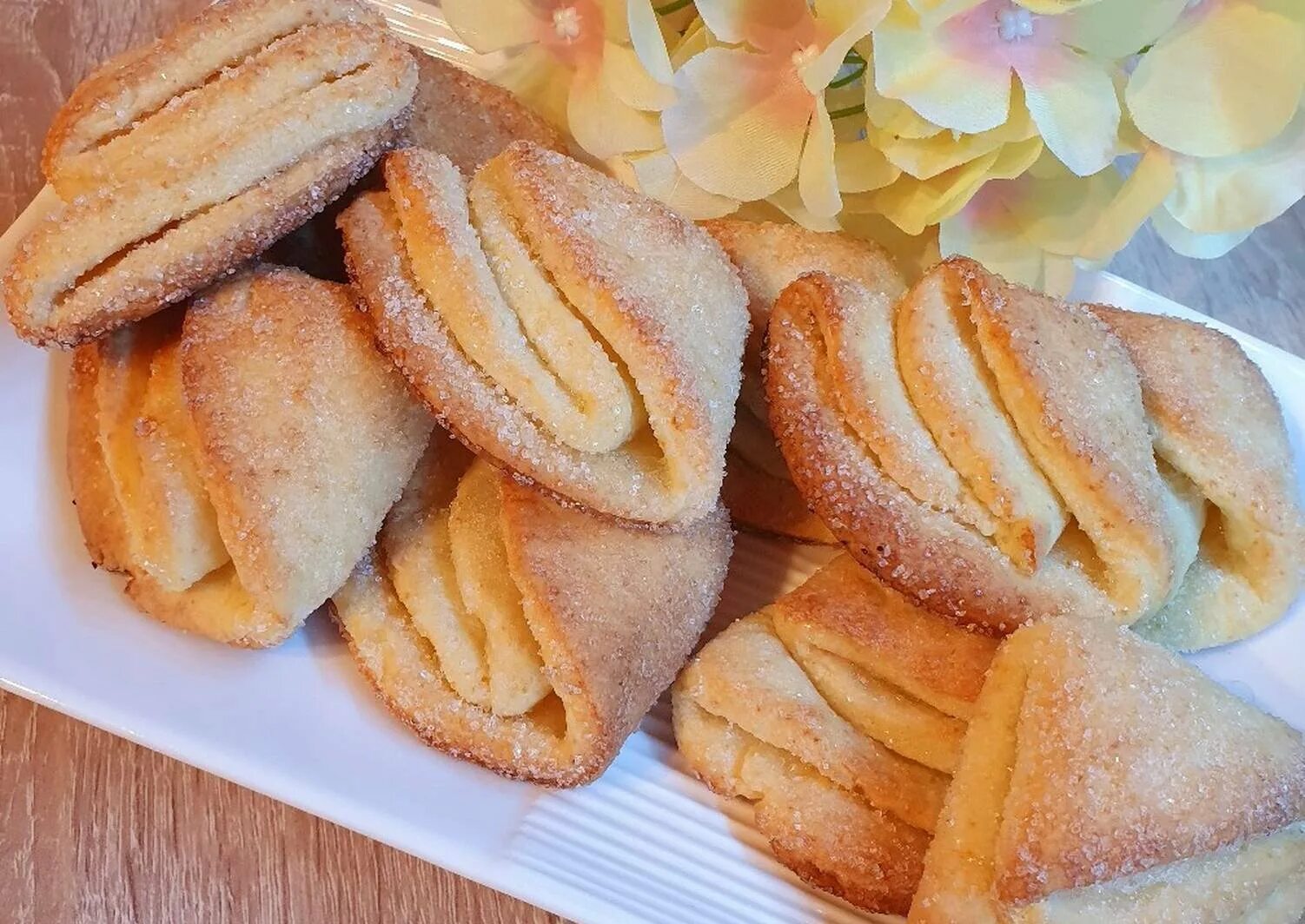 Печенье с творогом очень легко. Творожное печенье круглое. Печенье с корицей. Треугольное печенье. Печенье сахарное творожное.