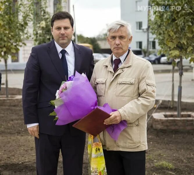 Рычков муром последние новости. Рычков Муром семья. Мэр Мурома Рычков фото с женой. Рычков Муром с цветами.