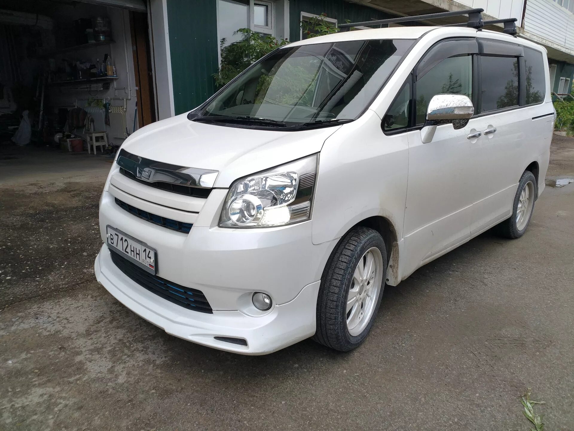 Купить ноах во владивостоке. Обвес Toyota Noah zrr70. Toyota Voxy 2009 zrr70. Тойота Noah zrr70 литье. Моделиста Тойота Ноах 80.