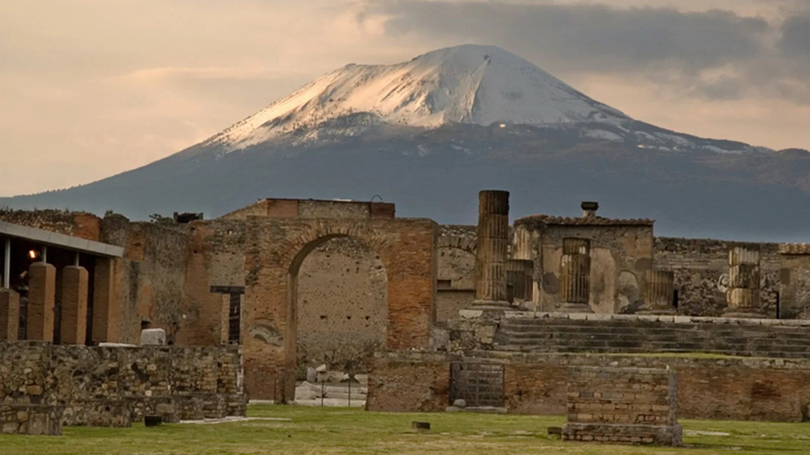 Mt vesuvius. Везувий Помпеи. Помпеи Италия о вулкане. Италия Везувий и Помпеи. Италия Неаполь Помпеи.