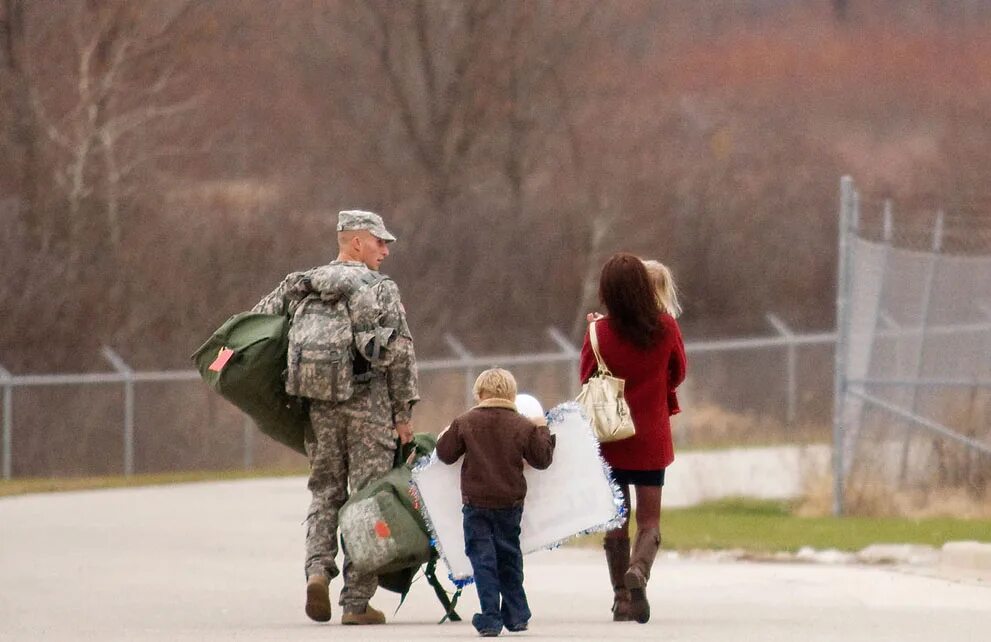 Солдат с семьей. Отпуск семьи военнослужащих. Отпуск семьи военнослужащих. Семья военнослужащего. Образец заявления на отпуск супруге военнослужащего.