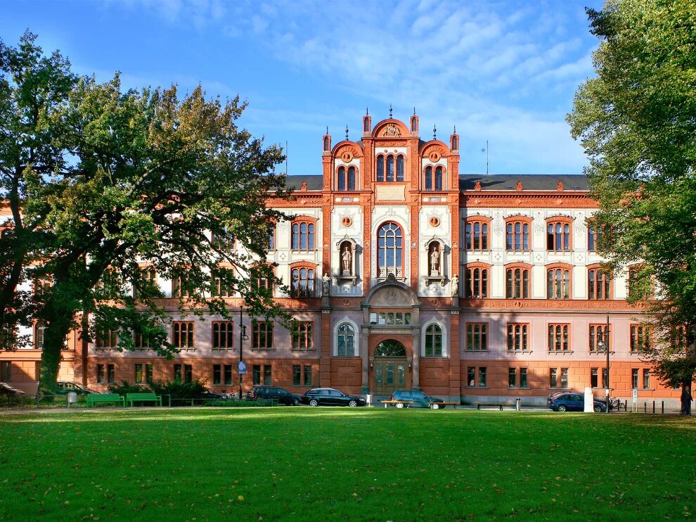 Самый лучший университет в мире. Ростокский университет в Германии. Университет города Росток Германия. Венгрия университетлари. Польша университетлари.