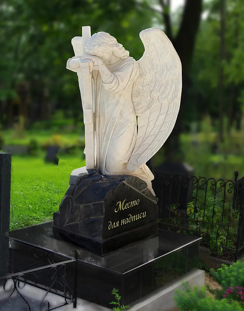 надгробные памятники с скульптурами.