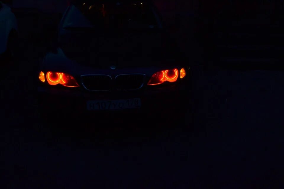 Горит е60. БМВ м5 с красными фарами. BMW e46 в темноте. BMW 3 e90 ангельские глазки ночью. БМВ е36 в темноте.