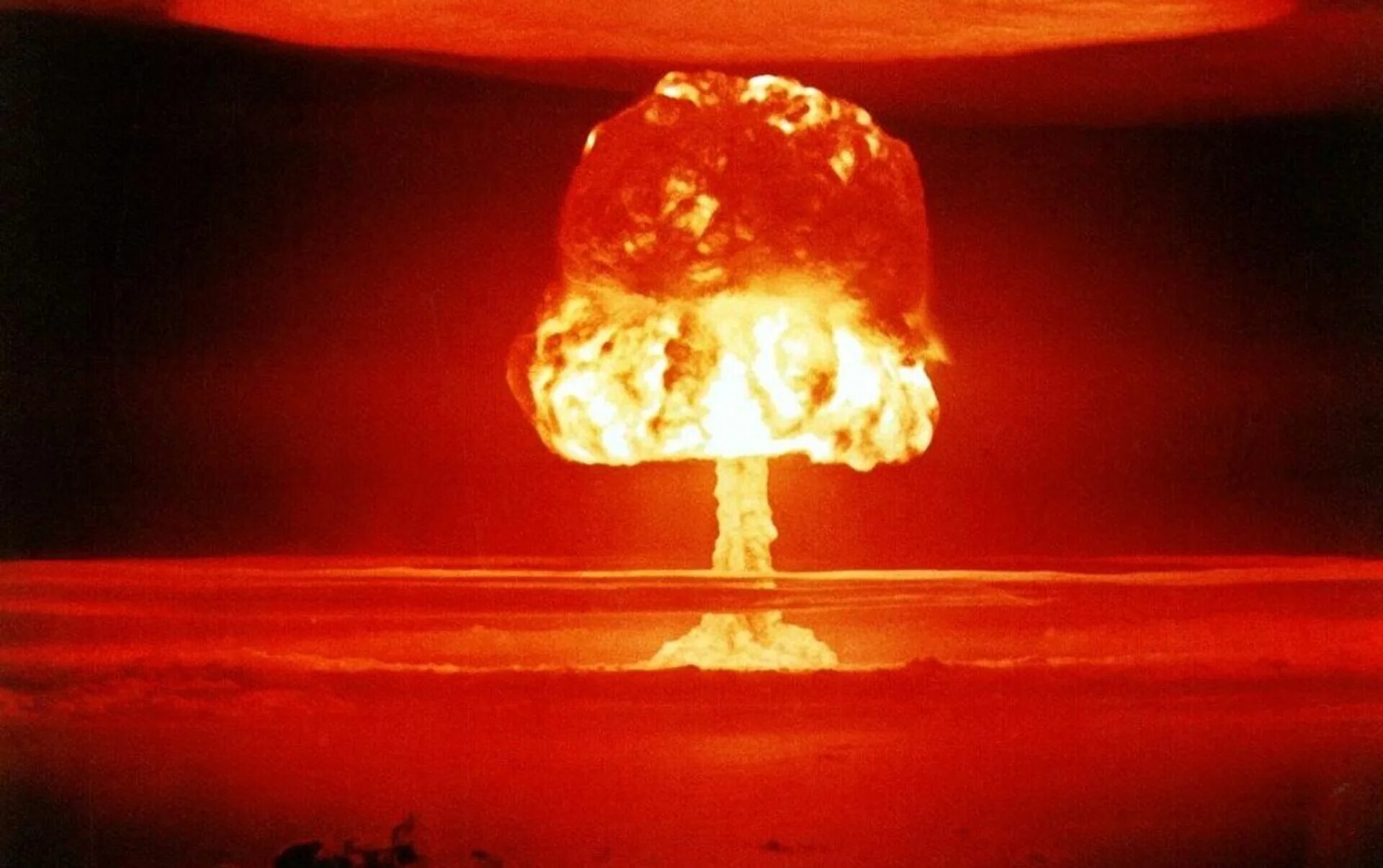 Вспышка ядерного взрыва. Ядерный взрыв. Ядерное оружие массового поражения. Атомный взрыв. Огненный шар ядерного взрыва.