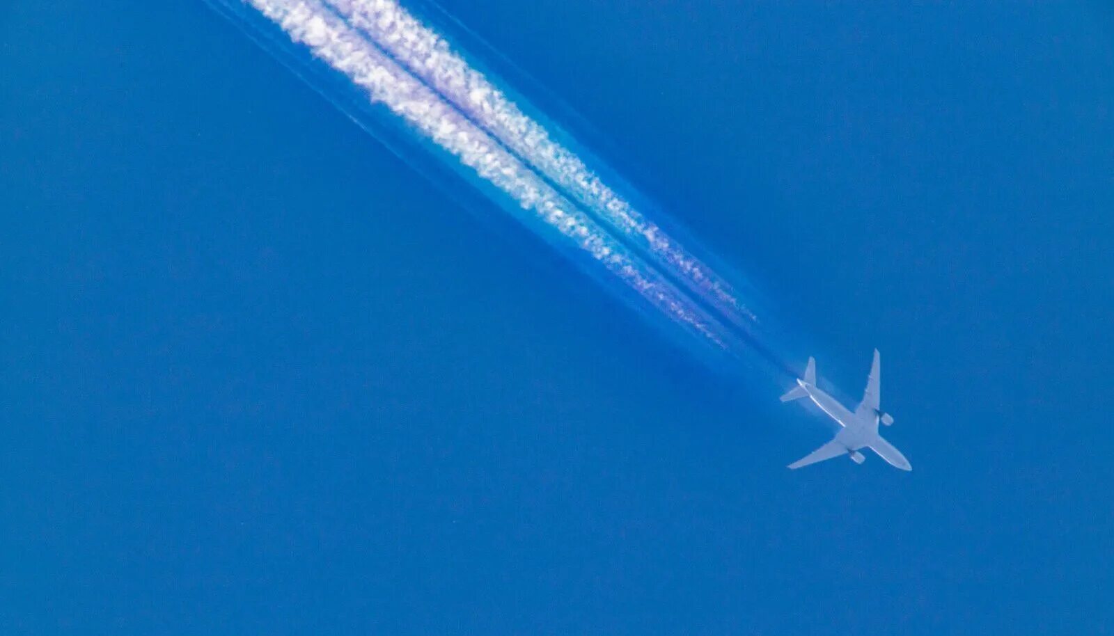 Почему след от самолета. Ан-124 инверсионный след. инверсионный след. след от самолета. полоса от самолета.