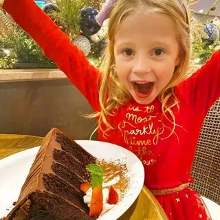 Маленькая блогерша настя