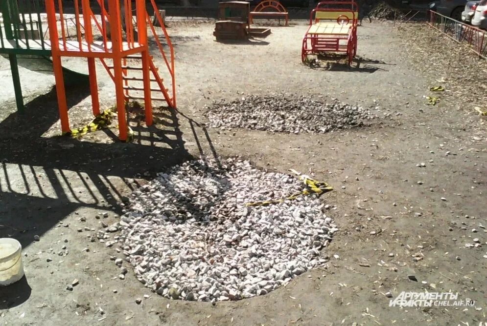 Засыпка ям на дорогах. Засыпать яму. Фундамент под печь. Фундамент под печь в бане. Яма гравия.