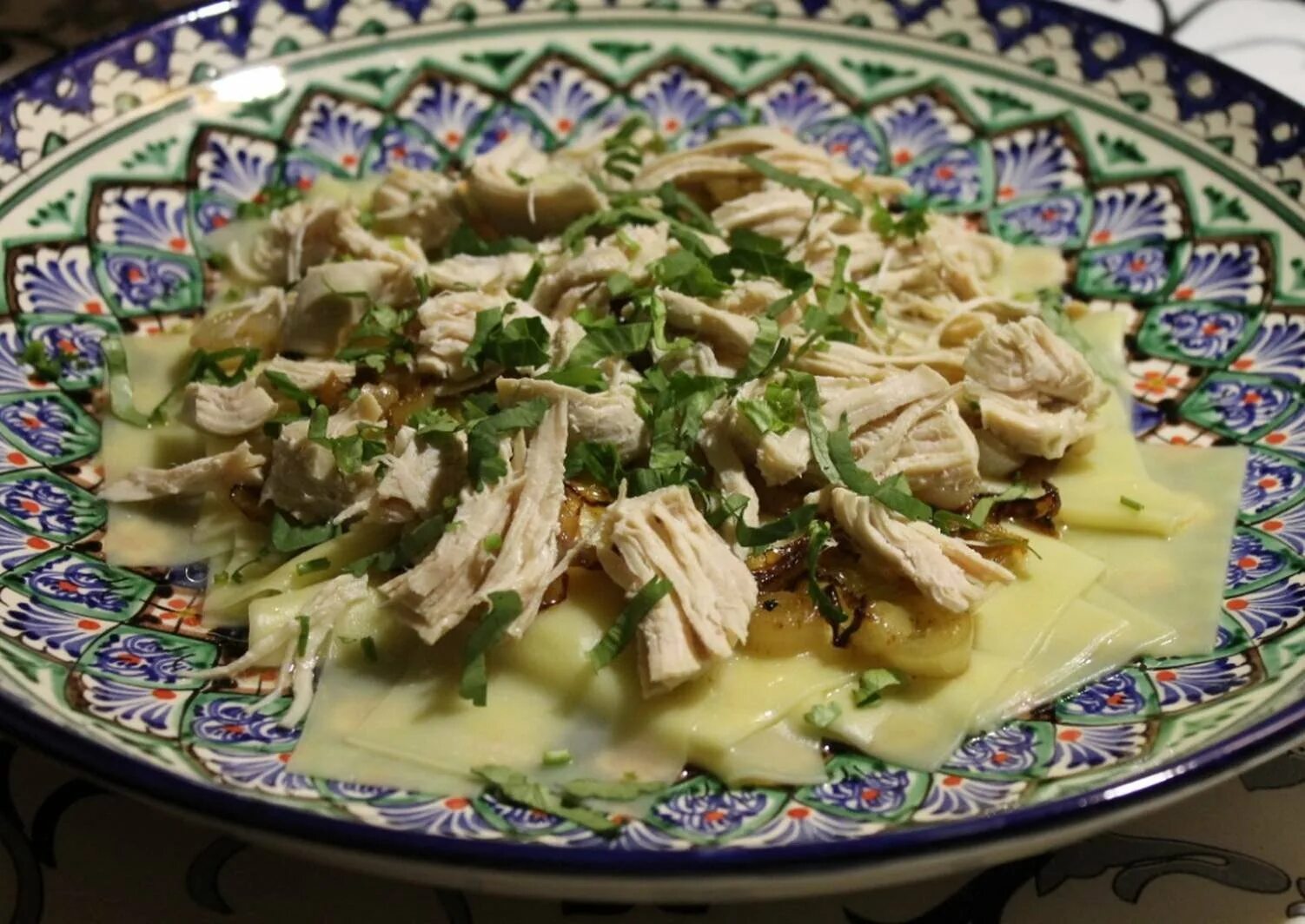 Как приготовить бешбармак из курицы. Татарская национальная кухня бешбармак. бешбармак куриный. тузлук для бешбармака. национальное блюдо киргизии бешбармак.