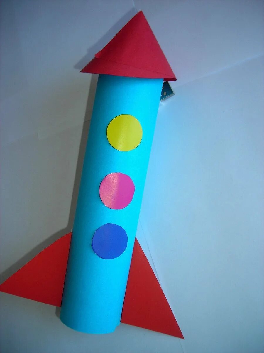 Как сделать ракету из картона своими руками. Ракета поделка. Ракета из бумаги. Поделка ракета из бумаги. Ракета из цветной бумаги.