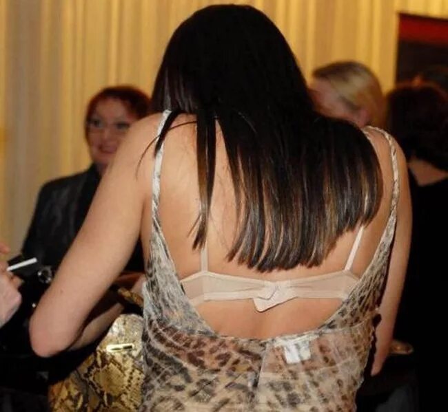 лифчик выглядывает из под одежды. видна лифчик. приспустила лифчик. видно бюстгальтер под одеждой. греческие девушки на улице.