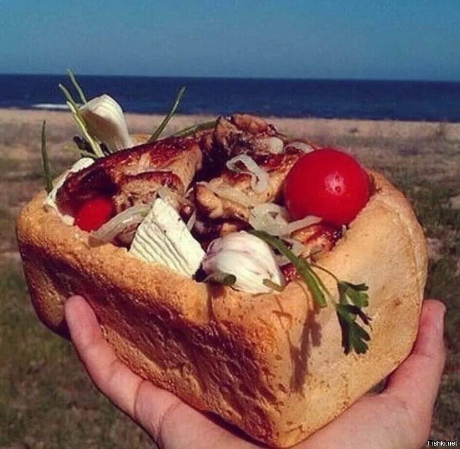 Шашлык в хлебе. Шашлык в булке хлеба. еда на природе. шашлык в буханке хлеба.