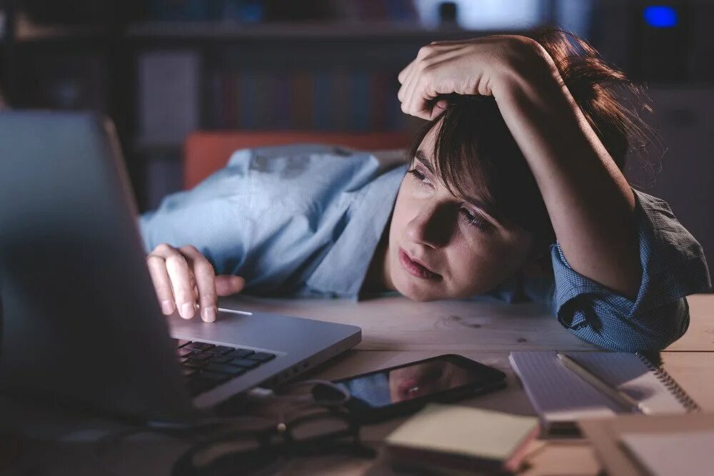 Эйфория депрессия. Усталость. Усталый человек за компьютером. Уставший человек.