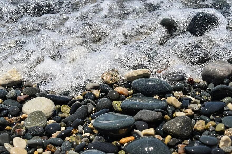 Пляж галька. Песок с Галькой. Море галька волны. Камни на пляже. Усеянном гальками