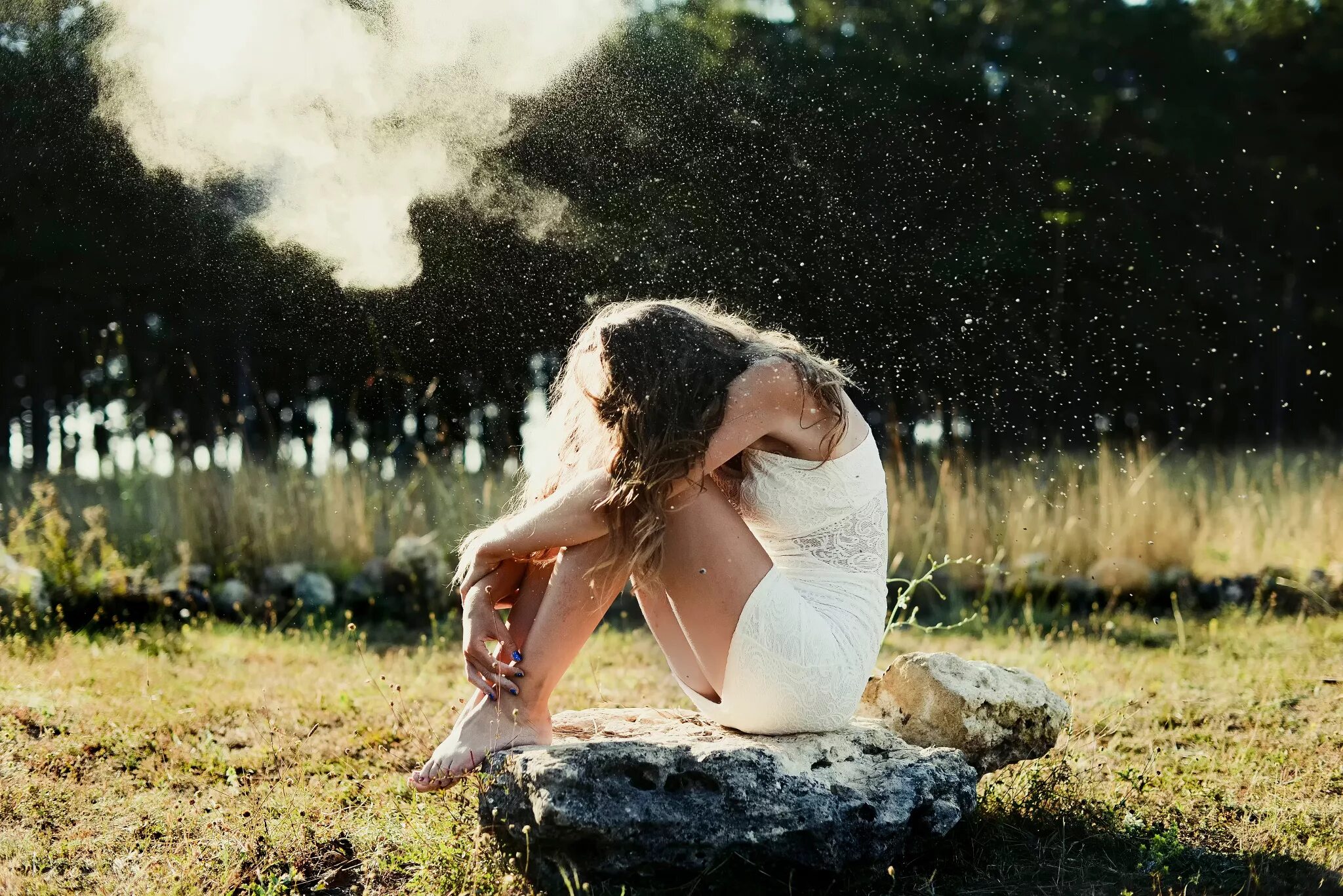 Сидела душила. Девушка сидит на Камне. Романтичная девушка. Красивые романтичные девушки. Девушка сидит на траве.