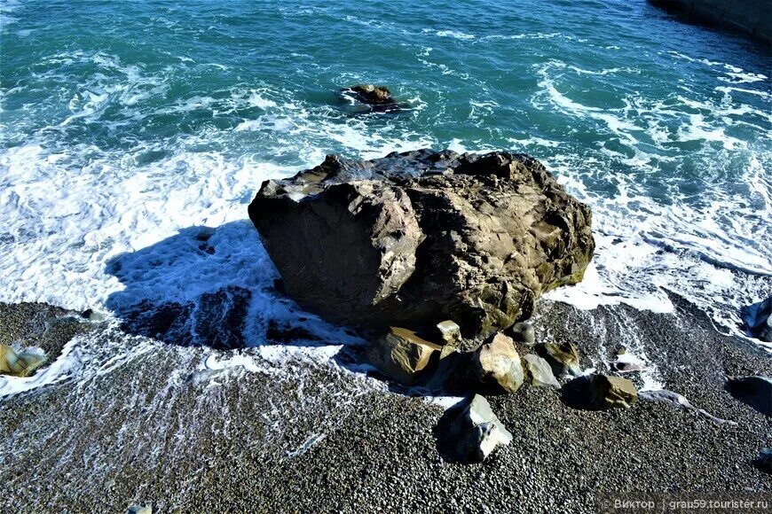 Температура воды в черном в алуште. Черновские камни Алушта. Алушта пляж Черновские камни. Алушта. Море Черновские камни. Черновские камни Алушта Легенда.