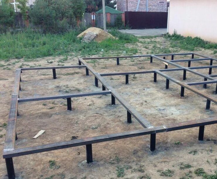 Как рассчитать диаметр винтовых свай для фундамента калькулятор. Расстояние между сваями для каркасного дома 6x8. Схема свайного поля 10х4. Сколько сваи фундамент. Схема свайного фундамента 6х3.