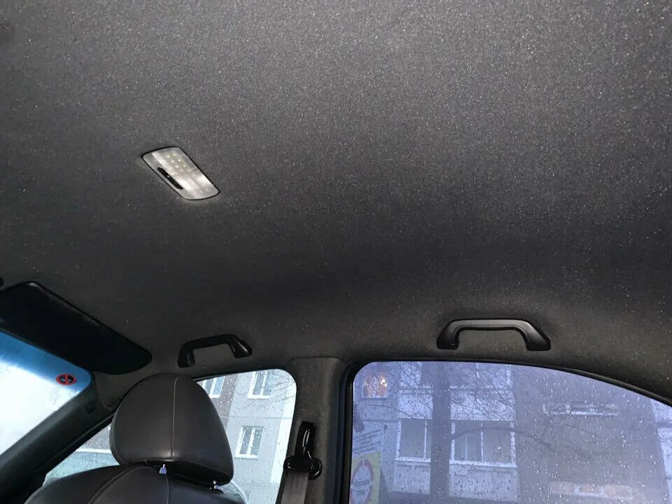 Потолок авто в черный цвет. Черный потолок kia sportage 4. Покраска потолка автомобиля в черный. Покраска потолка автомобиля. Honda civic 4d чёрный потолок.