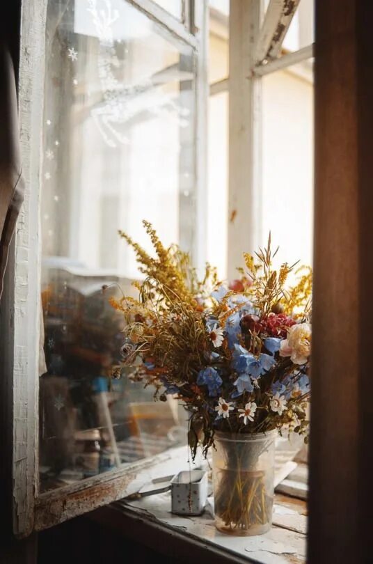 заглядывать в чужие окна пытать счастливые дома. подсмотренное в чужих окнах. за чужими окнами. жизнь в чужом окне. подглядываем в ночные окна.