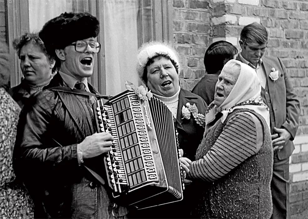Русское веселое слушать. Частушки. Люди поют частушки. Бабка с гармонью. Деревенские гуляния с гармонью.