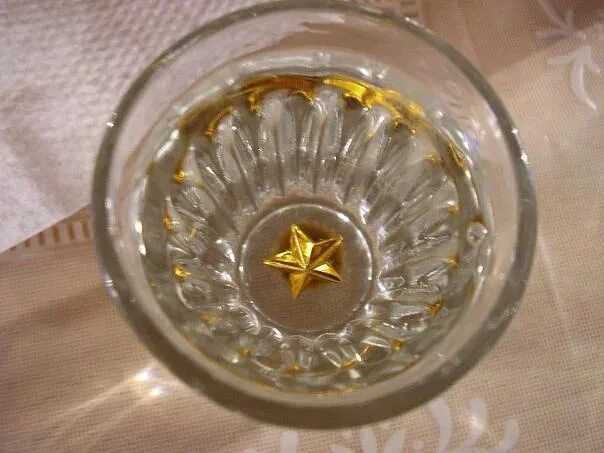 Стакан со звездой майора. Граненый стакан со звездами. Стакан со звездами. Стакан со звездами. Звезды в стакане.